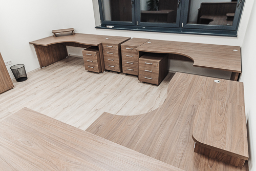 Vénusz irodabútorok  laplábas íróasztalai